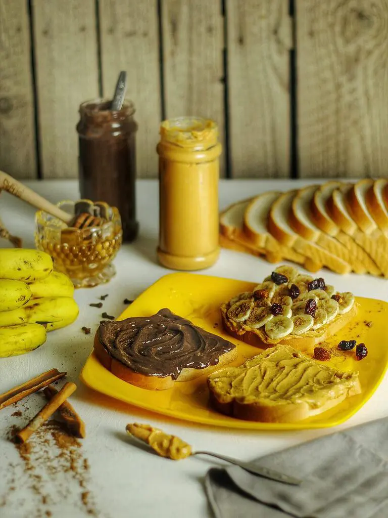 découvrez nos barres énergétiques à la banane et au beurre de cacahuète, une collation saine et délicieuse, parfaite pour recharger vos batteries avant ou après l'effort. savourez le mélange irrésistible de la douceur de la banane et du crémeux du beurre de cacahuète, tout en bénéficiant d'un apport en énergie naturel et nutritif.