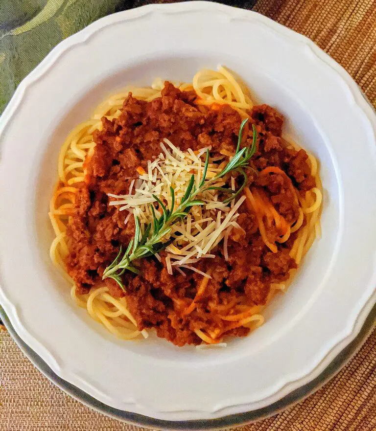 découvrez notre délicieuse recette de bolognaise de lentilles, un plat végétalien savoureux et nourrissant, parfait pour les repas en famille. facile à préparer, riche en protéines et en fibres, cette alternative saine à la bolognaise traditionnelle ravira les papilles des petits comme des grands!