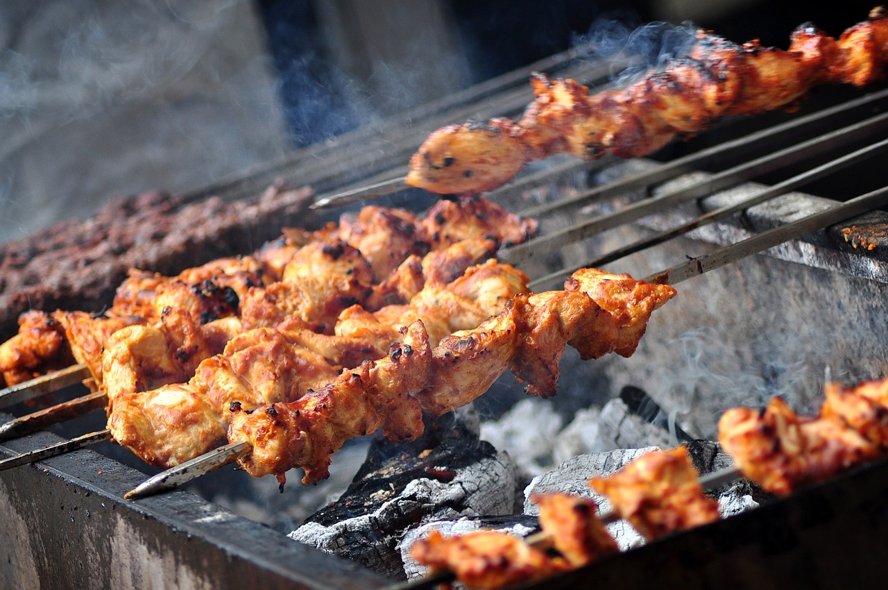 savourez nos brochettes de poulet croustillantes, marinées à la perfection et grillées à la flamme. idéales pour un apéritif festif ou un repas convivial, elles régaleront vos invités avec des saveurs irrésistibles.