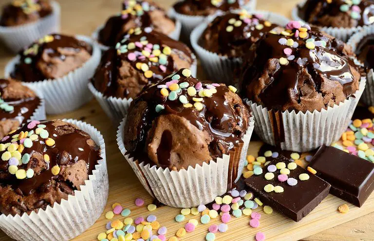 découvrez notre recette irrésistible de gâteau au chocolat, un dessert moelleux et savoureux qui ravira les amateurs de chocolat. idéal pour toutes les occasions, il est facile à réaliser et dispose d'une texture fondante en bouche qui fera fondre le cœur de vos convives.