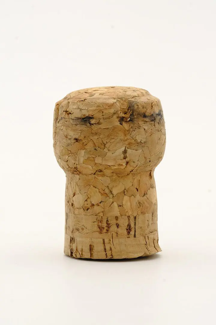 découvrez notre guirlande en bouchons de vin recyclés, un accessoire décoratif écoresponsable et chic pour embellir votre intérieur ou vos événements. ajoutez une touche unique et durable à votre décor tout en contribuant à la protection de l'environnement.