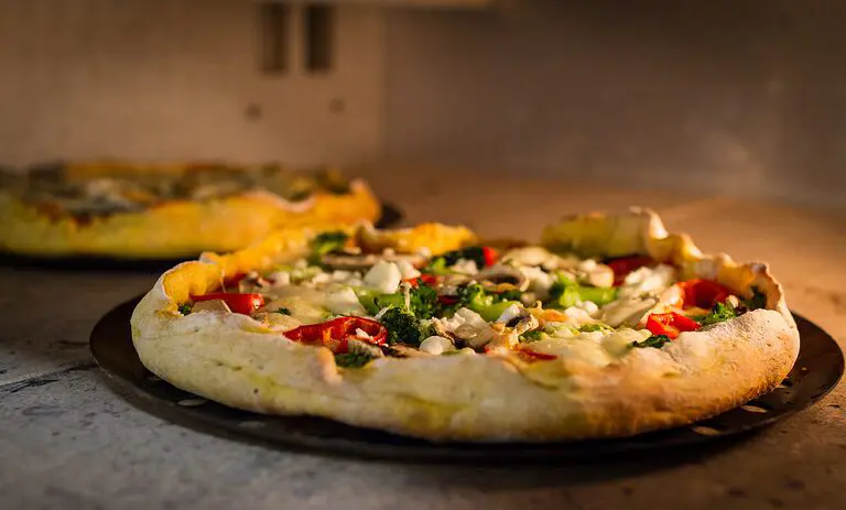 découvrez notre délicieuse sélection de mini pizzas, parfaites pour vos apéritifs ou en-cas ! avec des garnitures variées et des saveurs authentiques, elles raviront vos papilles à chaque bouchée. idéales pour partager lors de vos soirées entre amis ou en famille.