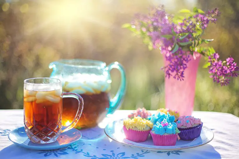 découvrez le plaisir rafraîchissant du thé glacé avec notre sélection de recettes savoureuses, d'astuces pour le préparer à la perfection et d'options saines pour étancher votre soif tout en savourant un goût exceptionnel.