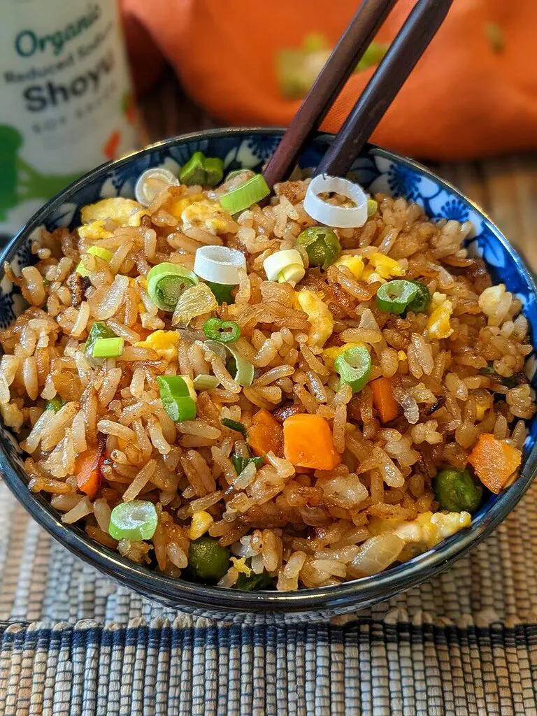 découvrez notre recette colorée de riz frit arc-en-ciel, un plat savoureux et amusant qui allie légumes frais et épices pour une explosion de saveurs dans chaque bouchée. parfait pour les repas en famille ou entre amis !