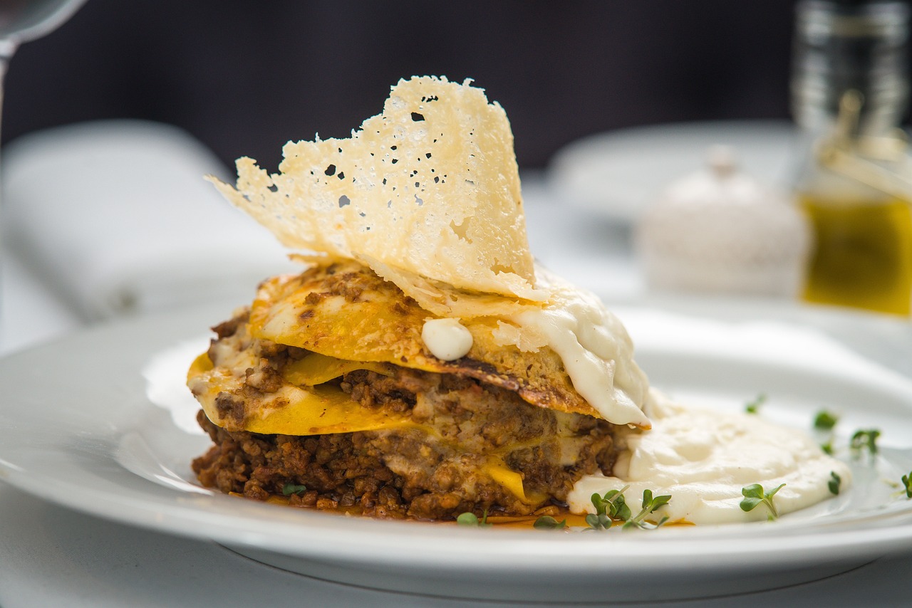 découvrez la recette authentique de la shakshuka, un plat traditionnel du moyen-orient à base d'œufs pochés dans une sauce tomate épicée. parfait pour le petit-déjeuner ou le brunch, savourez ce mélange savoureux de légumes et d'épices qui éveillera vos papilles.
