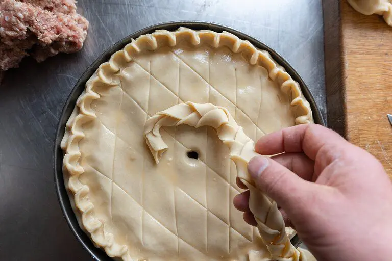 découvrez notre délicieuse recette de fish pie, un plat réconfortant à base de poisson frais, de pommes de terre crémeuses et d'une croûte dorée. idéal pour un repas en famille ou entre amis, ce classique de la cuisine britannique ajoutera une touche savoureuse à votre table.