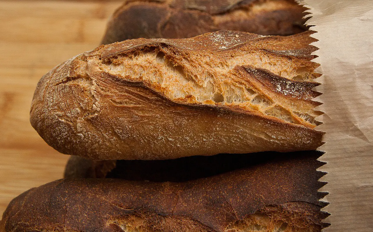 découvrez notre délicieuse recette de pain perdu, un dessert réconfortant alliant les saveurs du pain tendre, des épices et des fruits. parfait pour sublimer vos restes de pain, ce pudding sucré ravira toute la famille !